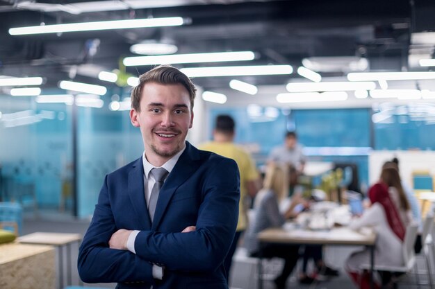 Portrait d'un entrepreneur prospère au bureau de démarrage occupé