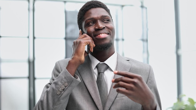 Portrait d'un entrepreneur sérieux faisant un appel téléphonique