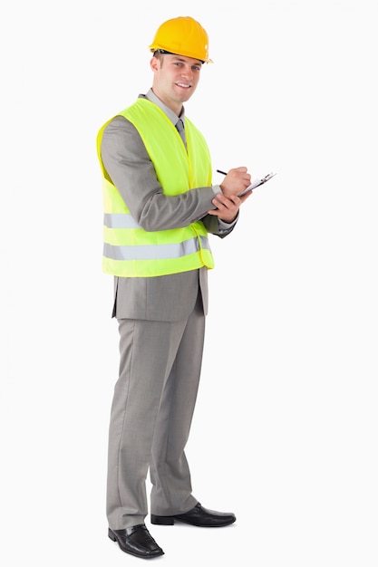 Portrait d'un entrepreneur souriant prenant des notes