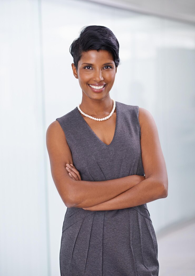 Photo portrait d'entreprise et femme d'affaires bonheur et professionnel pour travailler en tant que comptable personne féminine adulte et fille indienne sur le lieu de travail pour une carrière de comptable dans l'entreprise fierté et confiance