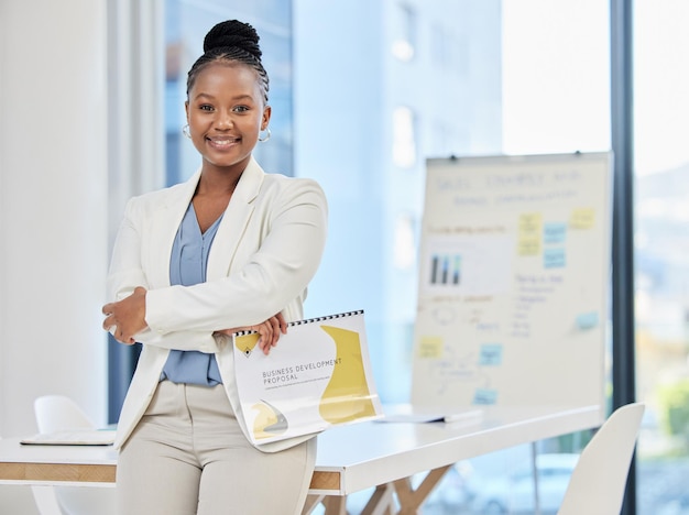 Photo portrait d'entreprise et femme noire avec des documents au bureau pour l'élaboration et la planification de propositions chef de visage et femme chef de la direction avec dossier pour examen mission de démarrage et de stratégie et notre vision