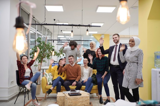 Portrait d'équipe d'affaires au bureau de démarrage moderne, debout ensemble et posant pour un groupe d'employés diversifiés motivés et créatifs