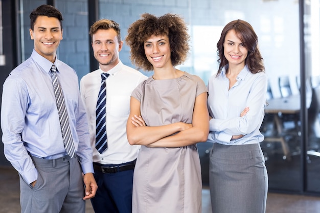 Portrait, équipe affaires confiant, debout, dans, bureau, mains ont croisé