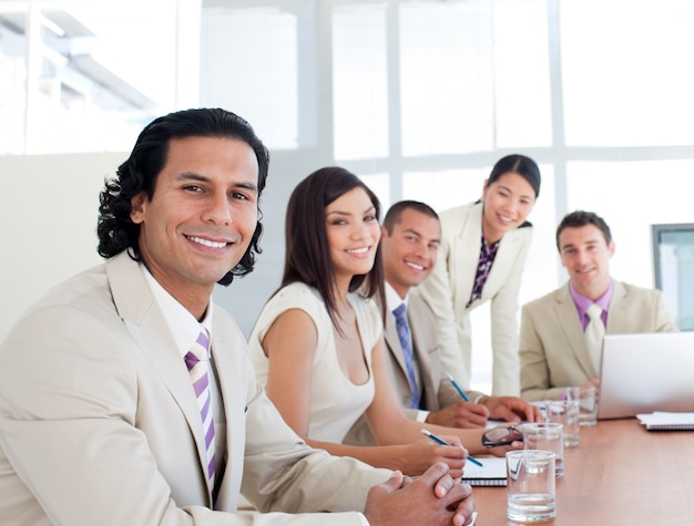 Portrait d&#39;une équipe d&#39;affaires souriant lors d&#39;une réunion