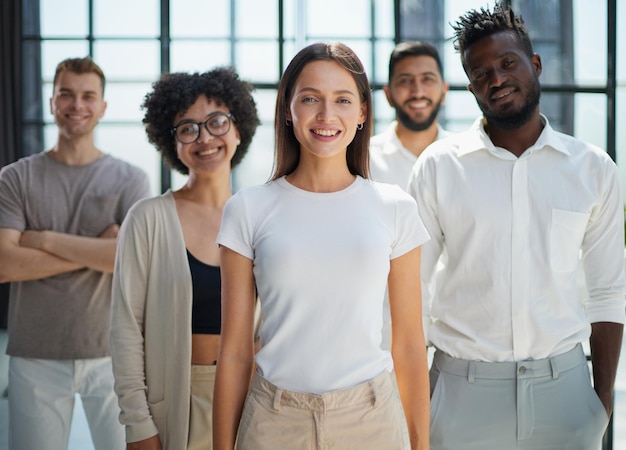 Portrait d'équipe de chefs d'entreprise professionnels et d'employés souriants