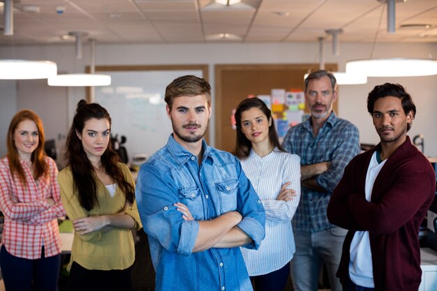 Portrait de l'équipe commerciale créative debout ensemble au bureau