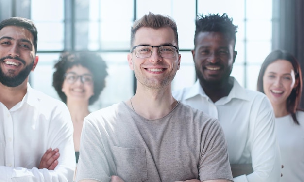 Portrait d'une équipe commerciale créative prospère regardant la caméra et souriant Divers hommes d'affaires se tenant ensemble au démarrage