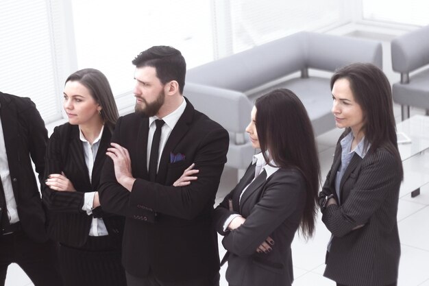 Photo portrait d'une équipe commerciale professionnelle dans un bureau moderne