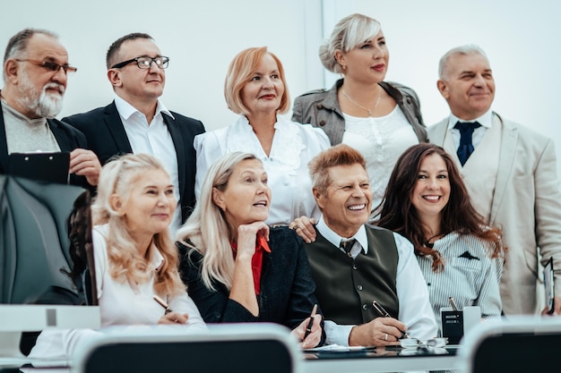 Portrait d'une équipe commerciale professionnelle sur le lieu de travail au bureau