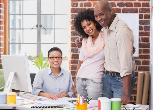 Photo portrait de l'équipe de création d'entreprise en réunion