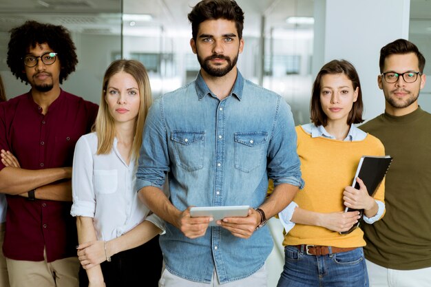 Portrait de l'équipe de création d'entreprise réussie en regardant la caméra et souriant