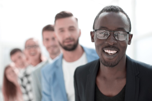 Portrait de l'équipe créative debout au bureau