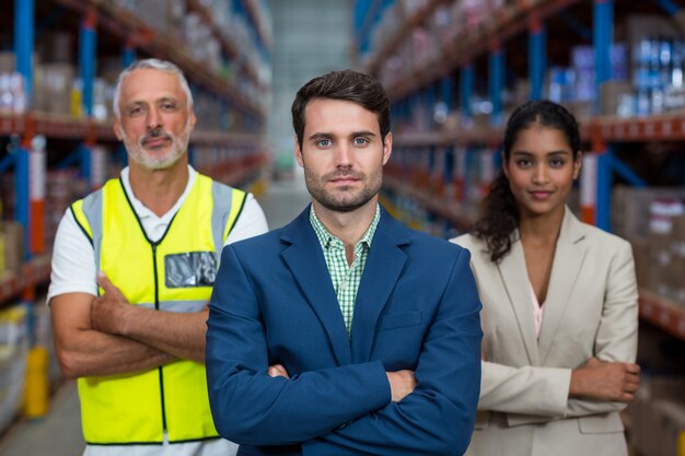 Portrait de l'équipe d'entrepôt debout avec les bras croisés