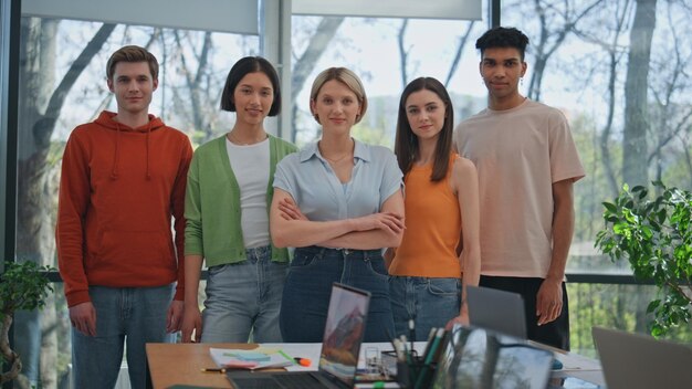 Portrait d'une équipe d'entreprise heureuse au cabinet, des collègues divers regardant la caméra.