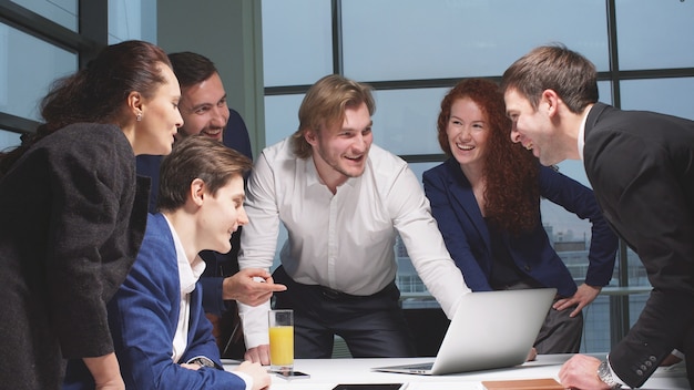 Portrait d'une équipe de jeunes entrepreneurs au travail. Petite entreprise créative contemporaine lumineuse.