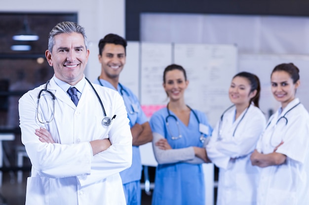 Portrait de l&#39;équipe médicale debout avec les bras croisés à l&#39;hôpital