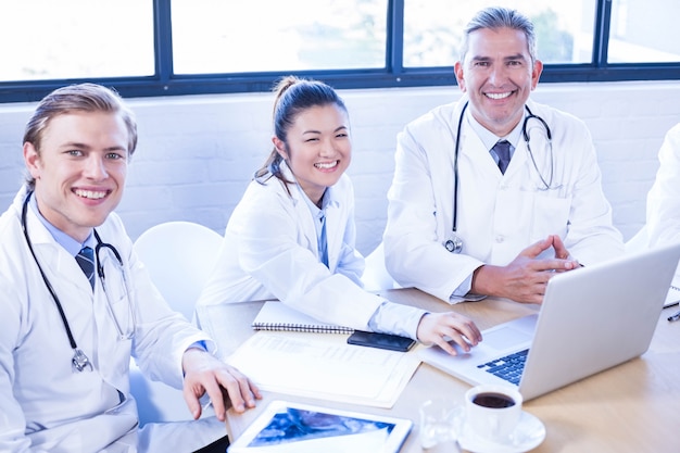 Portrait, de, équipe médicale, sourire, à, salle conférence