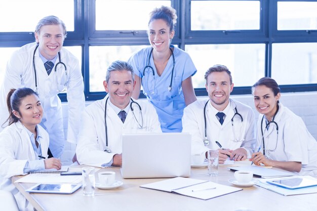 Portrait, de, équipe médicale, sourire, à, salle conférence