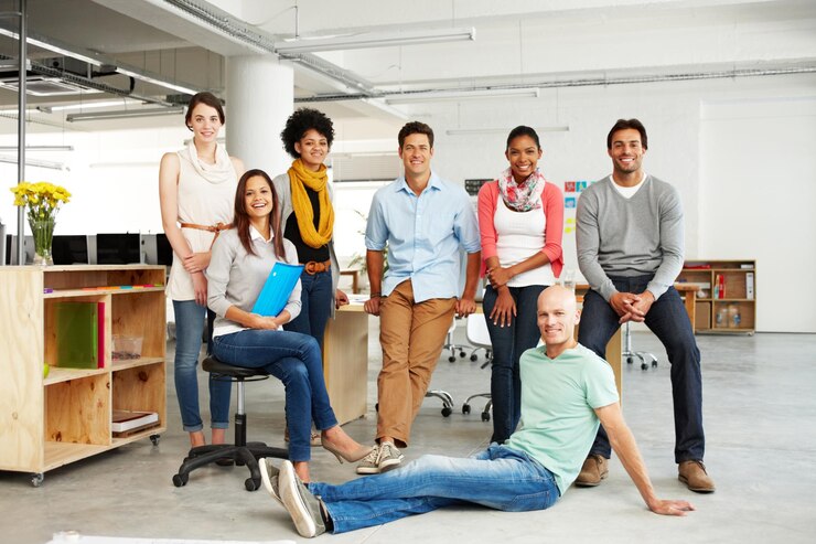 Photo portrait d'équipe et de start-up au bureau pour le soutien à la diversité ou la solidarité avec l'inclusion dans l'entreprise personnel d'affaires hommes et femmes pour le sourire personnel ou ensemble avec fierté dans le groupe dans une agence créative