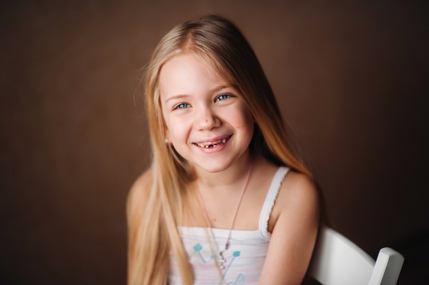 Portrait d'été d'un bébé mignon heureux avec un sourire.