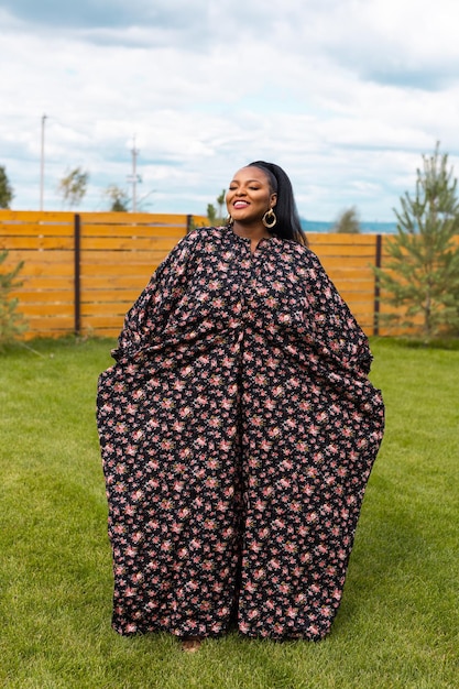 Portrait d'été d'une belle femme afro-américaine en vêtements colorés debout sur l'arrière-cour Mode de vie de banlieue et se détendre le week-end dans la campagne et l'inclusion avec le concept de diversité