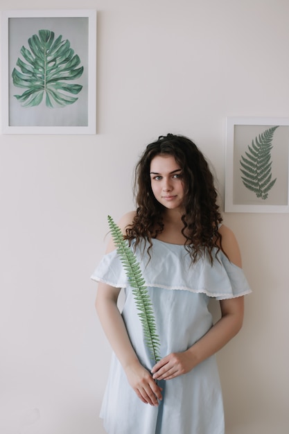 portrait d'été d'une belle fille romantique dans une robe à l'intérieur