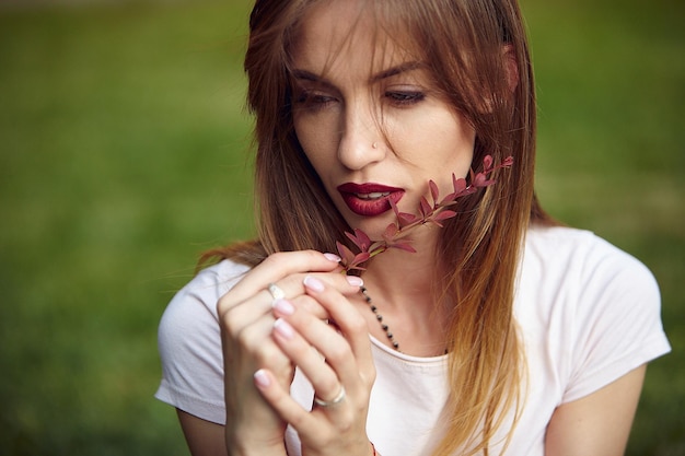 Portrait d'été d'une belle fille