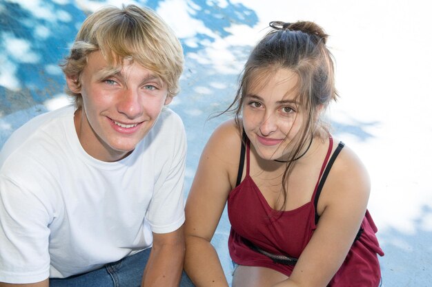 Portrait d'été d'un couple heureux et attrayant