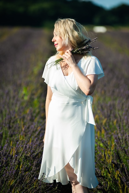 Portrait d'été ensoleillé de femme