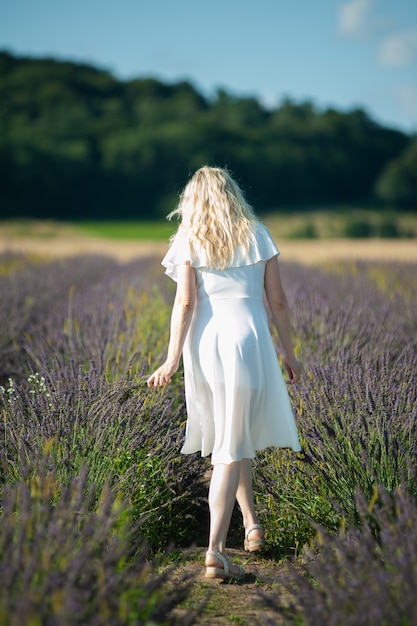 Portrait d'été ensoleillé de femme