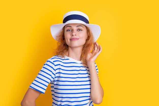 Portrait d'été femme isolé sur fond jaune portrait de femme au chapeau d'été