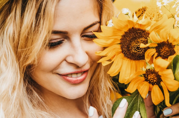 Portrait d'été d'une fille blonde.