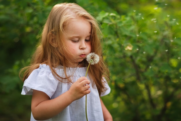 Portrait d'été de fille avec le concept sans allergie de pissenlit