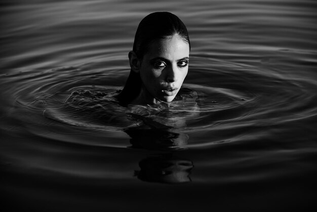 Portrait d'été fille sensuelle dans l'eau beauté femme mode portrait