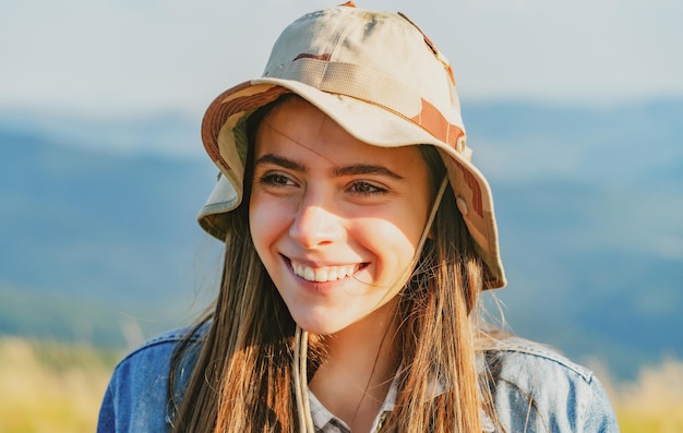 Portrait d'été d'une jeune femme hipster aux beaux jours jeune belle femme mince pose de vacances d'été