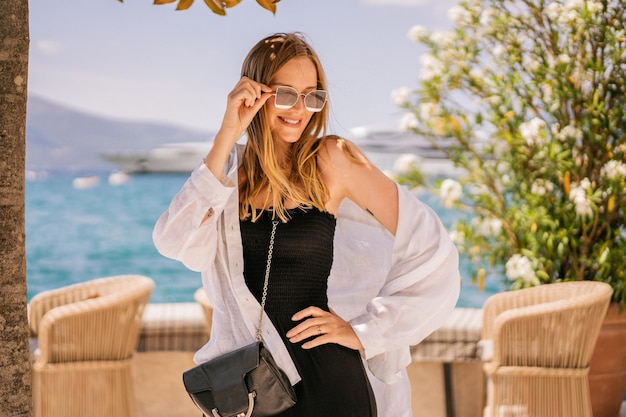 Portrait d'été méditerranéen d'une jolie femme blonde se détendre en vacances de luxe au Monténégro belle mer