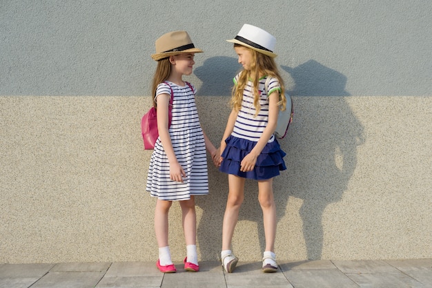 Portrait d'été en plein air de deux amies heureuse