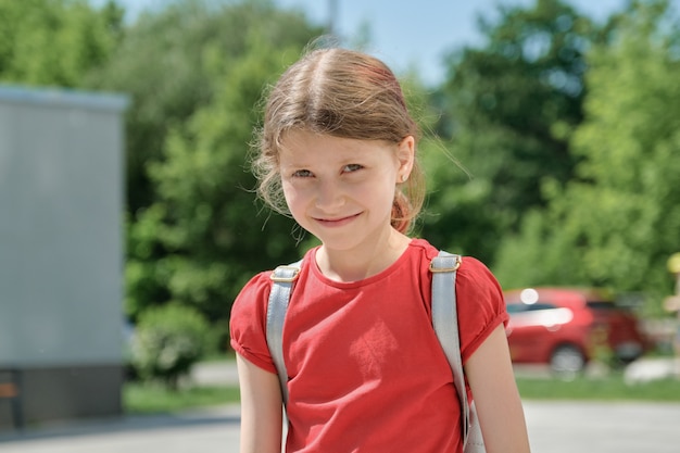 Portrait d'été en plein air d'une fille