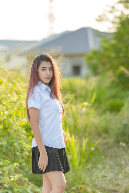 Portrait d'étudiant asiatique dans la nature