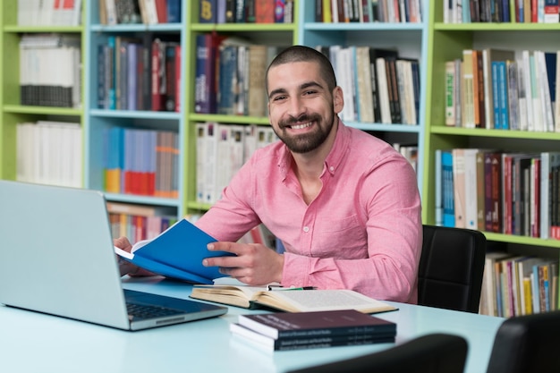 Portrait d'un étudiant au campus