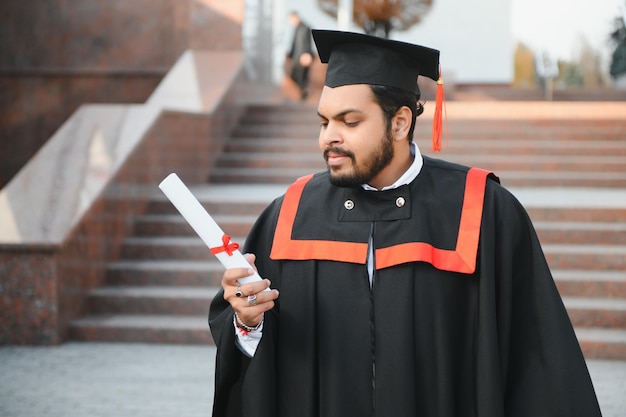 Portrait d'un étudiant diplômé indien