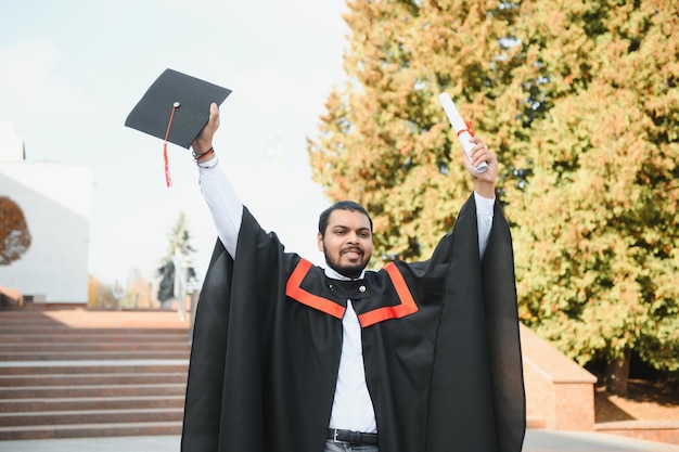 Portrait d'un étudiant diplômé indien