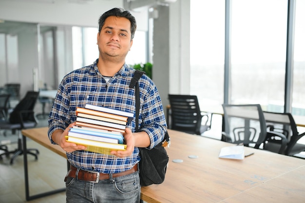 Portrait d'un étudiant indien international joyeux avec un sac à dos Concept éducatif