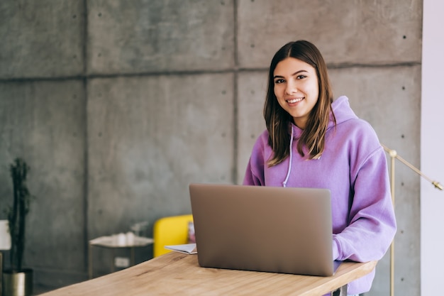 Portrait d'étudiant de jeune femme étudiant avec ordinateur portable, préparation à distance d'examen de test, rédaction d'un essai à faire ses devoirs à la maison, concept d'éducation à distance.