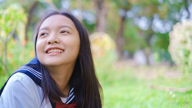 Portrait étudiant jeune fille à l'école uniforme sur au jardin, fille asiatique, adolescente.