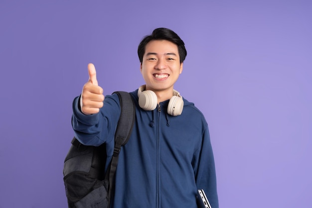 Portrait d'étudiant masculin asiatique sur fond violet