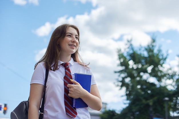 Portrait d'étudiant souriant avec des accolades sur ses dents