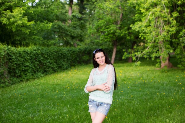 Portrait d'étudiant souriant féminin