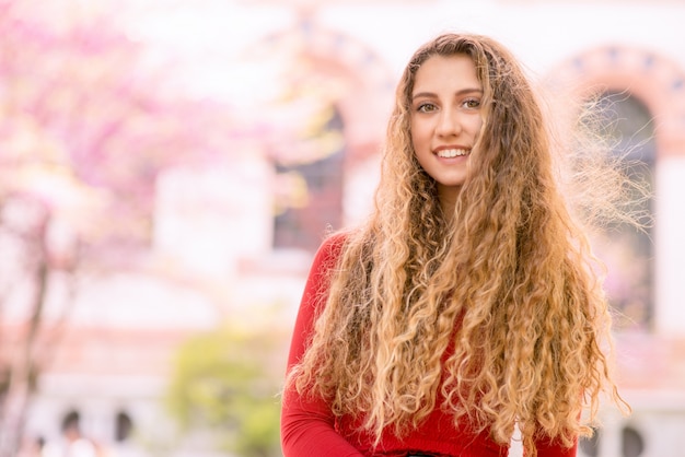 Portrait d&#39;étudiant souriant jeune adolescent