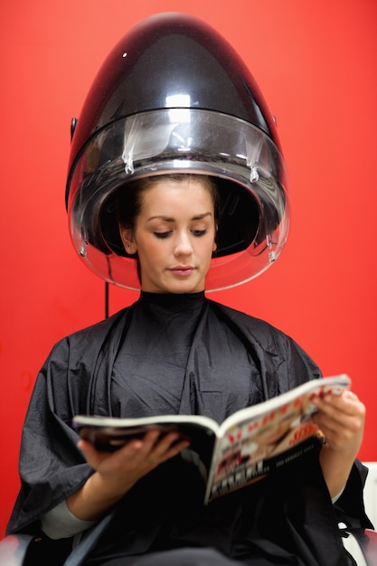 Portrait d&#39;un étudiant sous une machine à coiffer